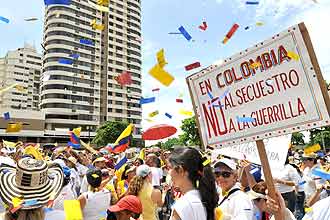 Milhares de colombianos protestam contra seqüestros no país; Ingrid Betancourt pede pela libertação de todos os reféns