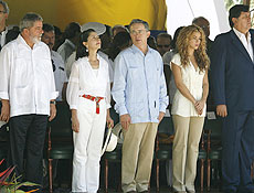 (L-R) Brazil's President Luiz Inacio Lula Da Silva, Lina Moreno and her husband Colombia's President Alvaro Uribe, singer Shakira and Peru's President Alan Garcia stand during Independence Day Parade in Leticia July 20, 2008. REUTERS/John Vizcaino (COLOMBIA) 