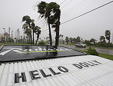 Banner de hotel em South Padre Island, no Texas, desaba após a passagem do Dolly