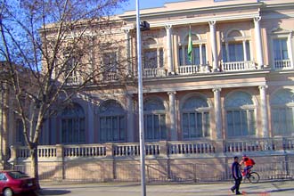 Fachada do prédio da Embaixada do Brasil em Santiago, no Chile