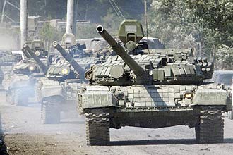 Coluna de tanques russos segue em direção a Dzhava, na Ossétia do Sul; EUA acusam Rússia de querer derrubar governo da Geórgia