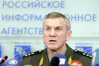 Coronel-general Anatoly Nogovitsyn anuncia o incio da retirada russa da zona de conflito; Gergia diz que no h sinais de recuo