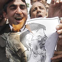 Advogado queima desenho de ex-presidente Pervez Musharraf em Lahore (Paquisto)