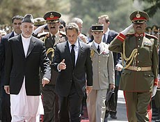 Texto: KAB08 KABUL (AFGANIST`N) 20.08.08 El presidente de Afganistn, Hamid Karzai (izqda), camina junto a su homlogo francs, Nicolas Sarkozy, durante su reunin en Kabul (Afganistn), el 20 de agosto de 2008. Sarkozy lleg esta maana a la capital afgana para visitar a las tropas francesas en el pas y para reunirse con Karzai, tras el asesinato de diez soldados franceses en un atentado talibn, en el que tambin resultaron heridos otros 21 militares. Francia tiene desplegadas en Kabul y la provincia colindante de Kapisa en torno a 3.000 tropas. EFE/S. Sabawoon