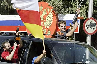 Separatistas da Osstia do Sul comemoram com kalashnikovs e bandeiras o anncio da Rssia, que reconheceu sua soberania