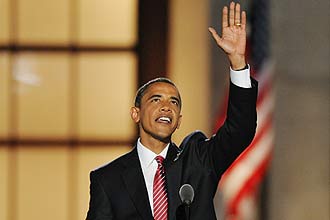 Barack Obama acena para a platia no estdio Invesco Field, em Denver, onde aceitou a nomeao democrata para a Presidncia