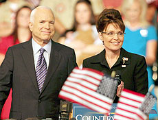 MEL01 FAIRBORN (ESTADOS UNIDOS) 29/8/2008.- El candidato republicano a la presidencia de los Estados Unidos, John McCain, (i), y la gobernadora por Alaska Sarah Palin durante un acto electoral en la Universidad Estatal de Wright enFairborn, Ohio, EEUU, hoy 29 de agosto de 2008. El aspirante republicano a la Casa Blanca, John McCain, present hoy oficialmente a la gobernadora de Alaska, Sarah Palin, como su candidata a la Vicepresidencia, a la que describi como un azote contra la corrupcin y el malgasto pblico. EFE/Mark Lyons