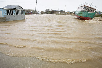 Inundação na ilha de Providenciales durante a passagem do furacão Ike neste domingo; população buscou refúgio em abrigos