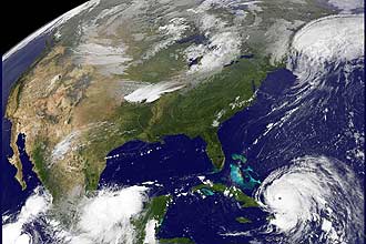 Em imagem de satélite deste domingo, furacão Ike pode ser visto no canto direito, seguindo na direção de Cuba e do golfo do México