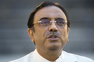 Zardari, 52, permaneceu afastado da poltica nos ltimos anos <br>por seu envolvimento em escndalos e por problemas de sade