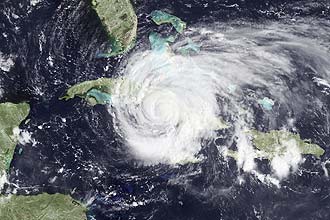Em imagem de satlite desta segunda, Ike passa sobre a ilha de Cuba; furaco deve seguir na direo do golfo do Mxico