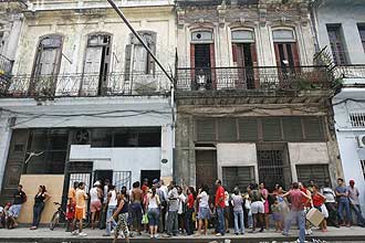 Cubanos fazem fila para comprar alimentos em Havana antes da chegada do furaco Ike; ao menos quatro morreram na ilha 