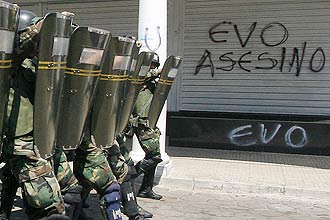 Soldados tentam conter protestos da oposio contra o governo de Evo Morales, no departamento de Santa Cruz, no sudeste da Bolvia