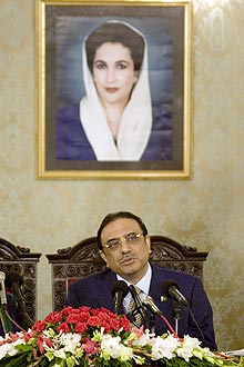 Asif Ali Zardari fala com a imprensa como presidente do Paquisto pela primeira vez