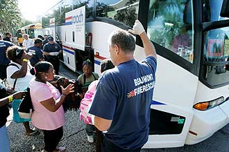 Funcionários do governo coordenam remoção de texanos ante a chegada do furacão Ike no Estado americano entre sexta e sábado