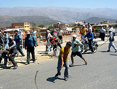 Simpatizantes e opositores do presidente Evo Morales em confronto na cidade de Tarija