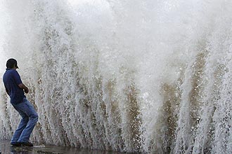 Ondas já atingem cidade de Galveston (Texas); após devastar o Caribe, furacão Ike se aproxima da costa dos Estados Unidos