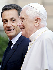 Sarkozy e Bento 16 no Palcio do Eliseu. Sinos receberam o papa