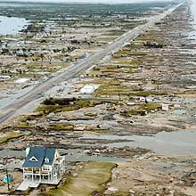 GKX08 - HIGH ISLAND (EEUU), 14/9/2008.- Una casa permanece casi intacta entre los escombros en Gilchrist, Texas (EEUU) hoy, 14 de septiembre de 2008, despus del paso del huracn Ike que toc tierra a lo largo de la costa de Texas con una categora 2 y vientos de 100 millas por hora, que dejaron cuantiosos daos y damnificados. Los equipos de rescate desarrollan una intensa bsqueda de supervivientes con un saldo de al menos ocho muertos a su paso por Texas y Luisiana, mientras las autoridades tratan de evaluar con precisin los daos. EFE/SMILEY N. POOL/ POOL
