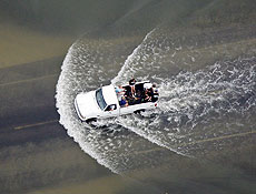 TXDP132 - High Island, (EEUU), 14/9/2008.- Un grupo de personas se trasladan en una camioneta por una va inundada cerca a High Island, Texas (EEUU) hoy, 14 de septiembre de 2008, despus del paso del huracn Ike que toc tierra a lo largo de la costa de Texas con una categora 2 y vientos de 100 millas por hora, que dejaron cuantiosos daos y damnificados. Los equipos de rescate desarrollan una intensa bsqueda de supervivientes con un saldo de al menos ocho muertos a su paso por Texas y Luisiana, mientras las autoridades tratan de evaluar con precisin los daos. EFE/DAVID J. PHILLIP / POOL