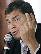 Presidente Rafael Correa fala a jornalistas aps vitria do "sim"