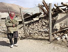 Casa destruída por terremoto em Nura; veja outras imagens do terremoto no Quirguistão