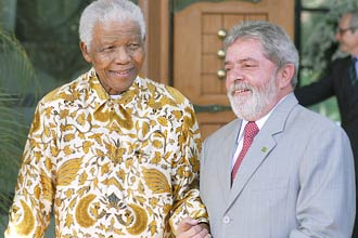 O presidente Luiz Incio Lula da Silva e o ex-presidente da frica do Sul, Nelson Mandela, durante seu encontro em Moambique
