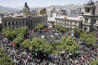 Milhares de simpatizantes do presidente Evo Morales se reuniram na praa Murillo, em La Paz, aps a votao do Congresso nesta tera 