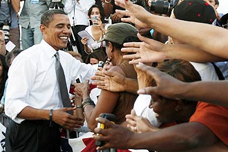 US Democratic presidential nominee Senator Barack Obama (D-IL) greets supporters as he arrives at a campaign rally at Bicentennial Park in Miami, Florida, October 21, 2008. REUTERS/Jim Young (UNITED STATES) US PRESIDENTIAL ELECTION CAMPAIGN 2008 (USA)