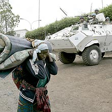 Milhares de pessoas fogem de combates em Goma; tropas da ONU chegam  regio