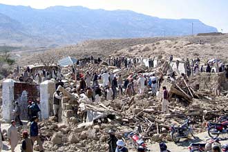 Dois fortes terremotos e cerca de 20 réplicas destruíram mais de 1.500 casas no sudoeste do Paquistão; mais de 200 morreram