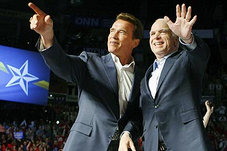 Arnold Schwarzenegger e John McCain durante comcio onde o ex-ator de filmes de ao disse querer colocar Obama para treinar