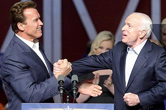 O governador da Califrnia, Arnold Schwarzenegger, cumprimenta seu colega de partido John McCain, durante comcio em Ohio