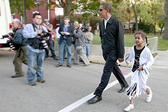 Barack Obama leva filha Sasha a festa de Halloween em sua vizinhana; candidato democrata se mostrou irritado com assdio