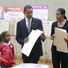 U.S. Democratic presidential nominee Senator Barack Obama (D-IL) and his wife Michelle prepare to cast their votes in the U.S. presidential election as their daughters Malia (L) and Sasha look on, at the Beulah Shoesmith Elementary School in Chicago, November 4, 2008. REUTERS/Jason Reed (UNITED STATES) US PRESIDENTIAL ELECTION CAMPAIGN 2008 (USA)