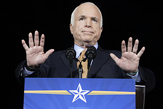 Republicano John McCain, 72, disse que vitória de Obama deixa negros "muito orgulhosos", ao reconhecer derrota na disputa