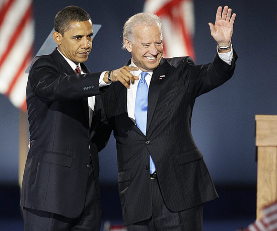 Presidente eleito dos EUA, Barack Obama ( esq.), ao lado de seu vice, Joe Biden, aps discurso da vitria