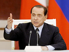 Primeiro-ministro da Itália, Silvio Berlusconi, recebe críticas por ter dito que Barack Obama é jovem, bonito e bronzeado