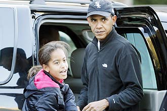 Enquanto não toma posse em Washington, o novo presidente dos EUA, Barack Obama, leva a filha Malia na escola em Chicago