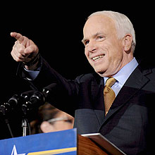 JGM26. PHOENIX (EE.UU.), 05/11/08.- El candidato republicano a la presidencia de Estados Unidos, John McCain, agradece a sus copartidarios durante un discurso en el que acept la derrota en la noche de elecciones en el Hotel Baltimore de Phoenix, Arizona (EEUU) hoy, 5 de noviembre de 2008. Barack Obama es el nuevo presidente de Estados Unidos. EFE/ANDREW GOMBERT