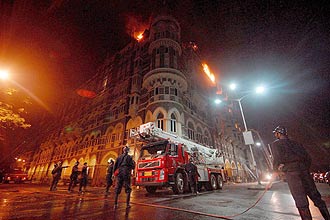 Atentados coordenados atingiram reas nobres de Mumbai, centro financeiro da ndia, deixando 172 mortos e centenas de feridos