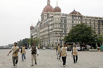 Membros de esquadro antiterror removem jornalistas da rea ao redor do hotel Taj Mahal, onde ainda h um terrorista nesta sexta