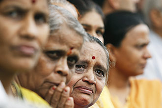Mulher chora durante cortejo fnebre de Hemant Karkare; atentados terroristas esto sendo chamados de "11 de Setembro indiano"