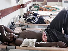 Pacientes com clera recebem tratamento em clnica de Harare, doena virou surto no pas