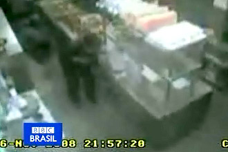 Terror: Circuito interno de TV captou imagens do pnico entre clientes de cafeteria no ataque a uma estao de trem