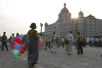 Mulher vende balões em frente ao hotel Taj Mahal, um dos locais atingidos nos atentados que mataram 195 pessoas em Mumbai