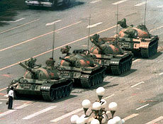 Imagem de bloqueio contra tanques imortalizou protestos na praa da Paz Celestial, em Pequim