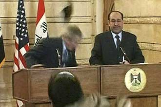Bush desvia de sapato lanado por jornalista iraquiano; cena simboliza a impopularidade do republicano aps oito anos