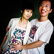 Hu Jia (dir.) e a mulher, Zeng Jinyan; ativista cumpre pena na China por incitar subversão