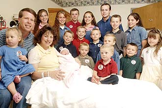 Famlia gigante americana comemora a chegada do dcimo oitavo filho; Jim Bob e Michelle Duggar tm um beb a cada 18 meses